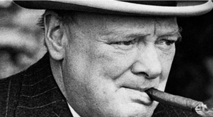 Winston Churchill primer ministro de Gran Bretana de 1940 a 1955 era un amante de los habanos fumaba desde los 20 anos y lo hizo hasta los 90