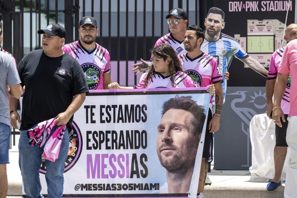 Aficionado besa a Messi: La cómica reacción del 10 (+video)