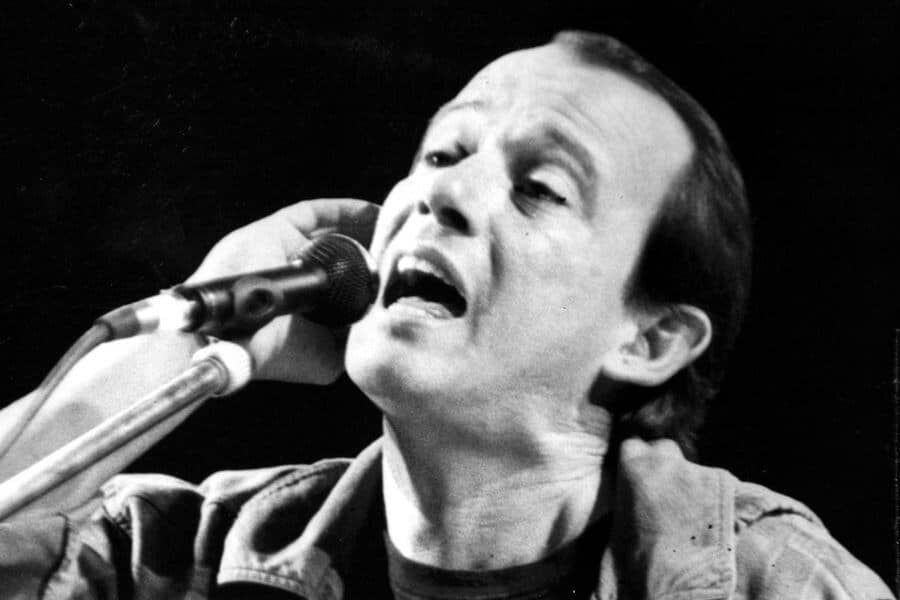 ¡Confirmado! Las 5 Paradas Esenciales de la Increíble Gira de Silvio Rodríguez en 2025 8 silvio joven