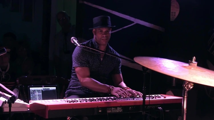 Robero Fonseca tocando el piano Robero Fonseca tocando el piano