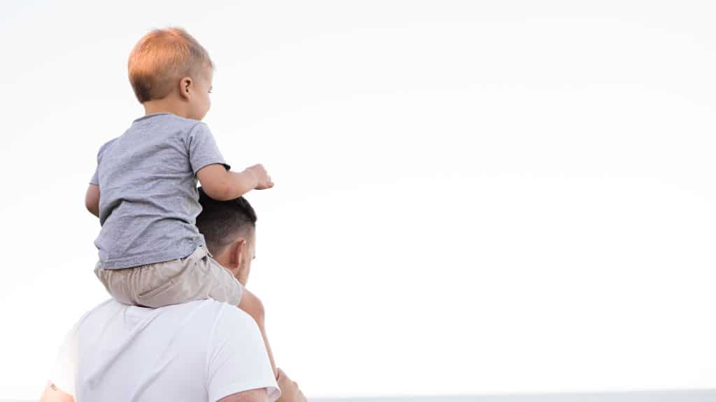 Celebrando a Papá: El Día de los Padres y la Feria "Arte para Papá" 6 kelli mcclintock wBgAVAGjzFg unsplash 1