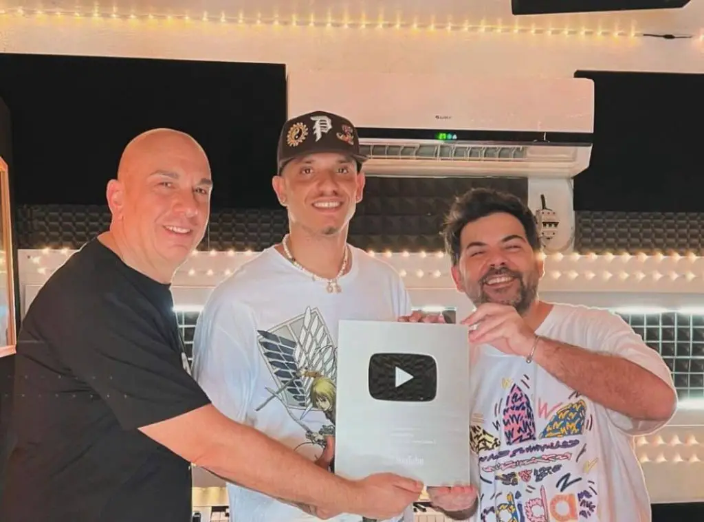 Bebeshito recibe su primera placa de YouTube 1068x792 1 1024x759 1