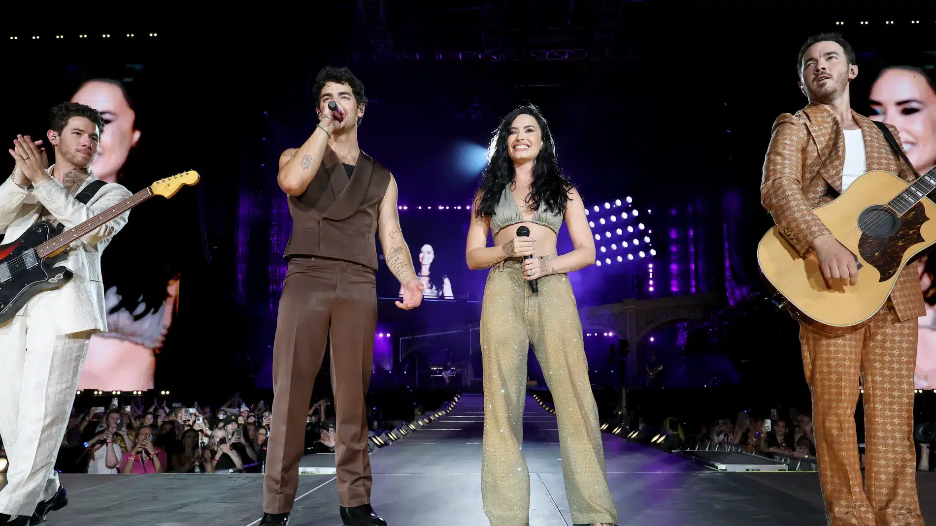 Demi Lovato Abre su Corazón: El Emotivo Reencuentro con los Jonas Brothers 6 demi lovato une jonas brothers cantar juntos directo 15 anos despues camp rock 98 1
